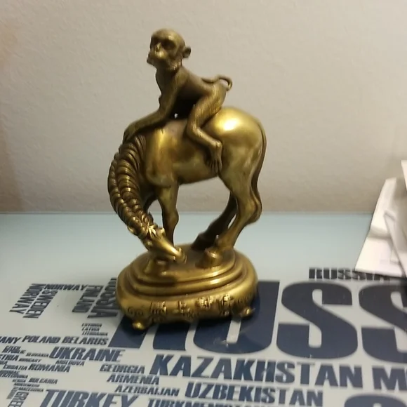 Statue - Picture 1 of 5